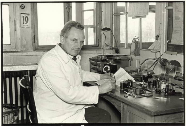 L'ingénieur Oskar Barnack a développé l'appareil photo compact de la firme qui s'imposera dans le monde entier.