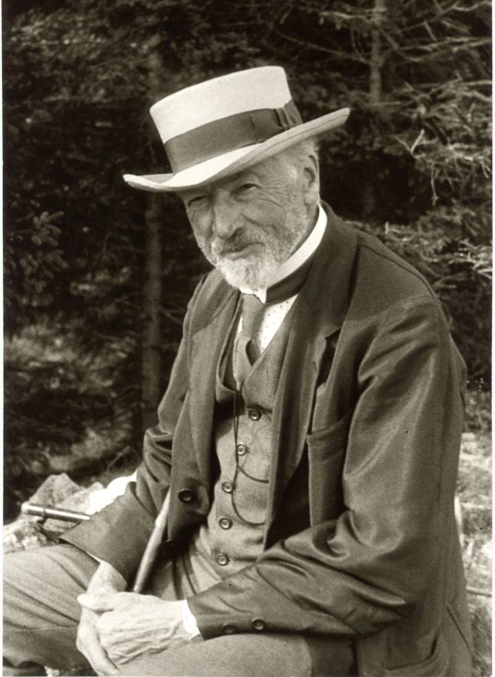 Le fondateur de Leica, Ernst Leitz I (1843-1920), a travaillé au sein de l'industrie horlogère suisse dans sa jeunesse.