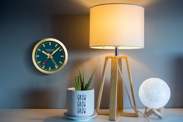 Mondaine – Mini Clock: Le plaisir d'avoir l'iconique horloge de gare suisse Mondaine fixée sur son mur (ou sur sa table de chevet, au choix) est désormais possible. Cette Mini Horloge de 125 mm de diamètre dispose d'une fonction alarme et ses aiguilles (heures et minutes) sont visibles dans le noir grâce à la touche de Luminova sur leurs pointes. Un cadran bleu profond, un boîtier léger en aluminium doré et un mouvement quartz complètent cette horloge indémodable. $