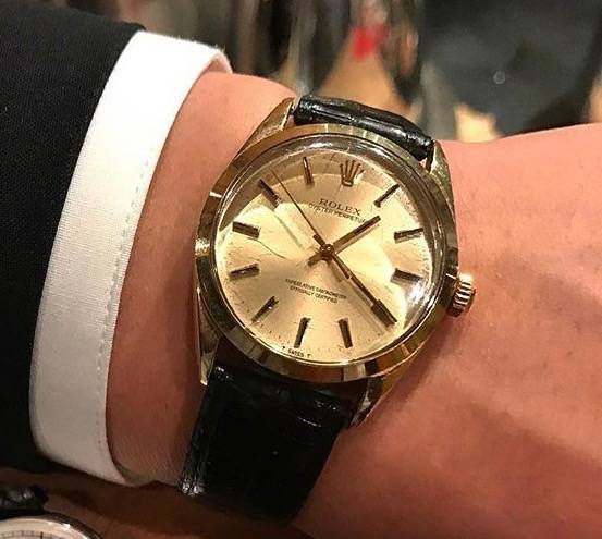 Sa première montre, une Rolex Oyster Perpetual en or 14 carats 