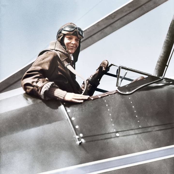 Amelia Earhart effectue en 1932 le premier vol féminin en solitaire au-dessus de l'Atlantique, utilisant son chronographe Longines comme instrument de navigation.