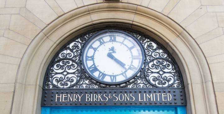 Henry Birks a ouvert sa première boutique à Montréal en 1879. Aujourd'hui, le groupe qui porte son nom est le plus important acteur de la vente de montres et bijoux au Canada.