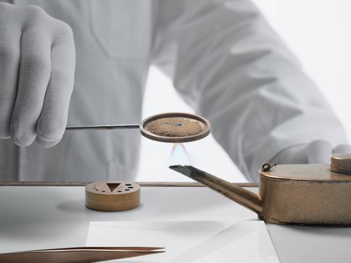 L'aiguille unique Breguet du modèle, à pomme évidée en acier, est bleuie à la flamme et courbée à la main. 