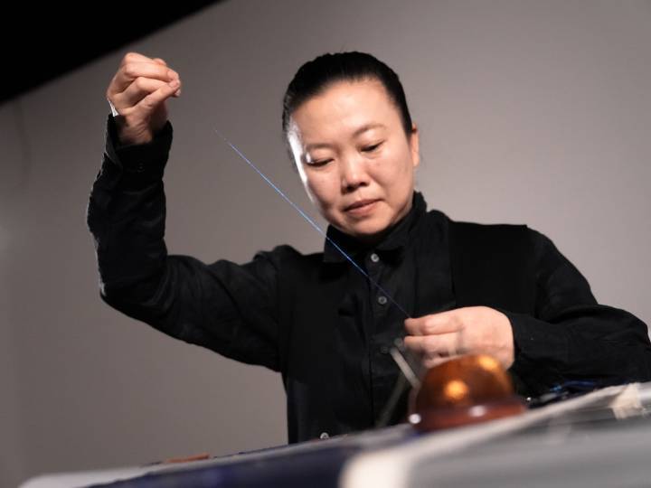 Dans l'atelier de Wang Limin, qui a brodé à la main le bracelet de la Luo River Automaton.