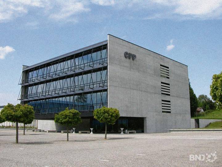 Le bâtiment principal de la Cité des Microtechniques de Porrentruy au centre d'un vaste espace comprenant une dizaine de bâtiments et constructions. Parmi eux le Jurassica Dinotec, musée en plein air créé lors de la découverte durant un chantier d'agrandissement de traces fossilisées de dinosaures. Clin d'œil aux futurs horlogers (et autres), deux horloges permettent aux visiteurs de mieux appréhender le temps géologique (millions d'années), comparé à la mesure précise du temps (millisecondes).