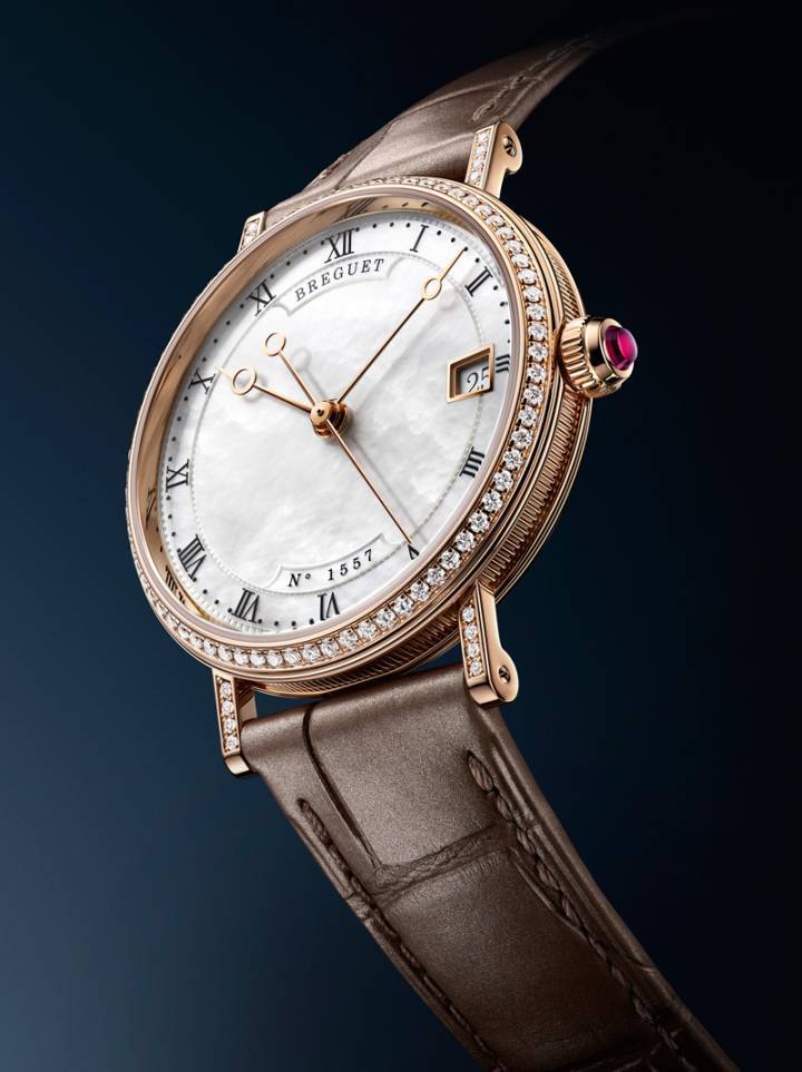 La Breguet Classique 9068 de 2019. On remarquera que les cannelures de la boîte, la forme spécifique des cornes et des aiguilles, la disposition et la typographie des index, et la boucle ardillon restent conformes aux codes antérieurs.