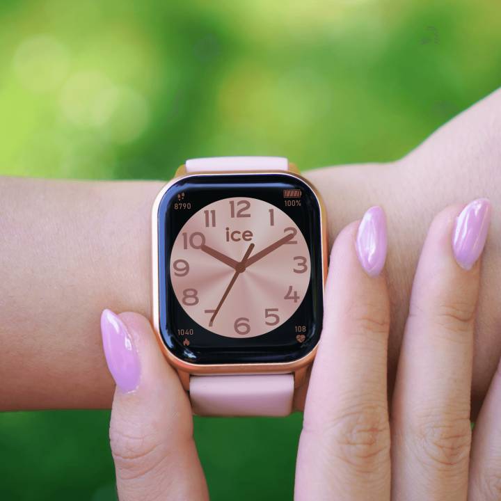 Ice Watch a su négocier le virage de la montre connectée en proposant la sienne à moins de 100 euros, à l'exemple de cette ICE smart Rose-Gold Nude Black féminine.