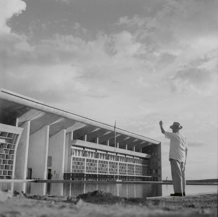 Le Corbusier devant la Haute-Cour 