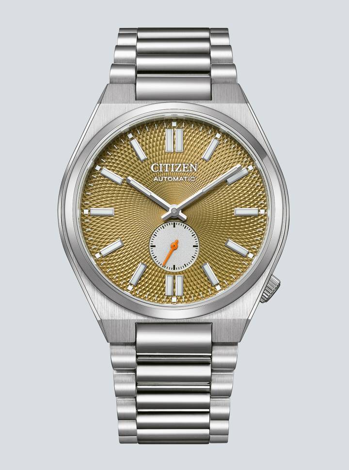 Tsuyosa Small Second Series «Fusionnant un style vintage avec des éléments de design modernes, le look de ces nouvelles montres Tsuyosa attirera l'attention avec le cadran de petite seconde inséré tout en créant un intérêt et une variété accrus pour les offres automatiques de Citizen», déclare la marque. Mouvement automatique manufacturé Cal.8322, cadence de 21 600 A/h, mécanisme de stop seconde, réserve de marche de 60 heures.