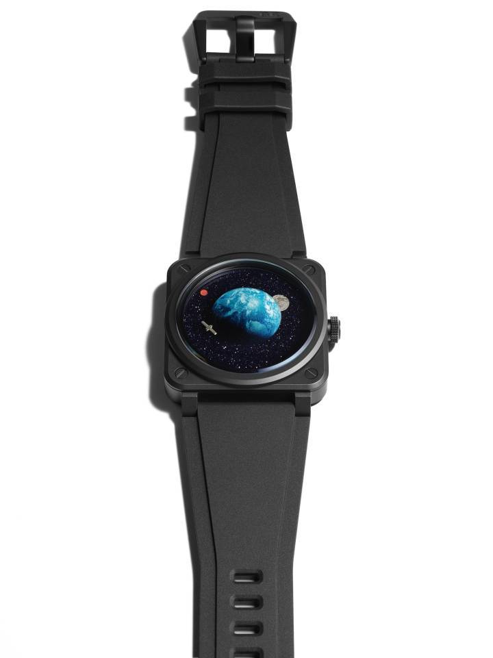 Sur la BR-03 Astro, Bell & Ross imagine le système planétaire au cœur d'un boîtier de 41 mm: autour de la Terre, le petit satellite marque les secondes, la Lune les minutes et Mars les heures.