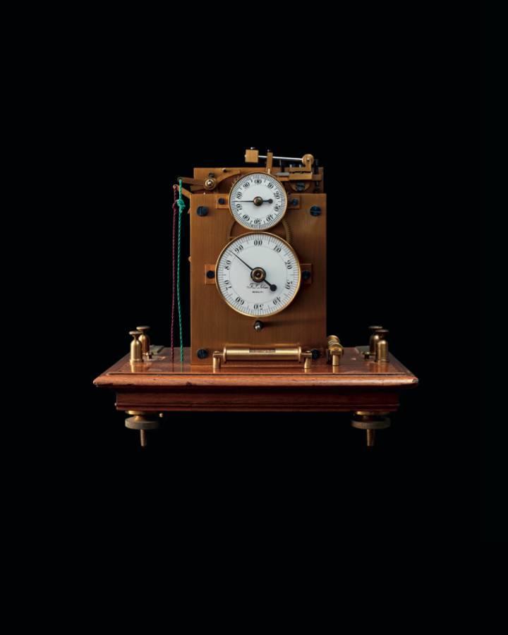 Le chronoscope de Löbner, une horloge électro-mécanique capable de mesurer le millième de seconde.