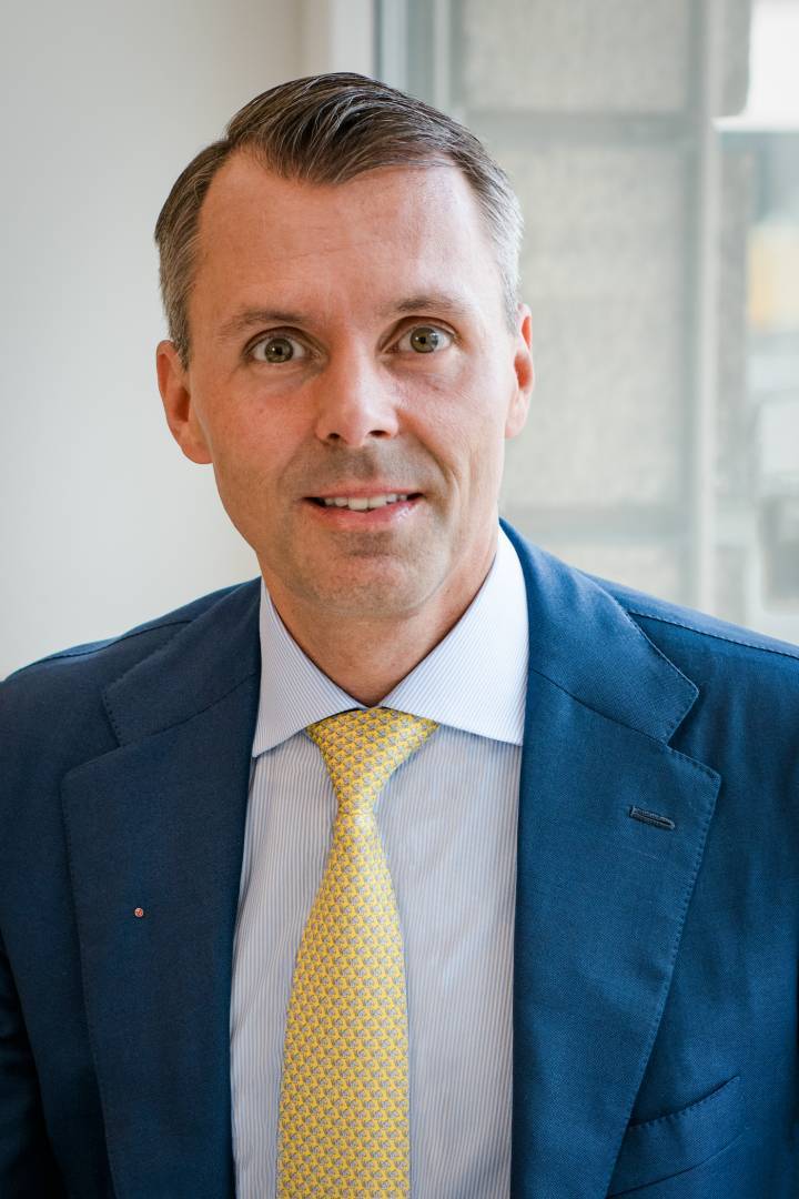 Raphael Gübelin représente la sixième génération à la tête du groupe Gübelin. Il en est le CEO depuis 2011.