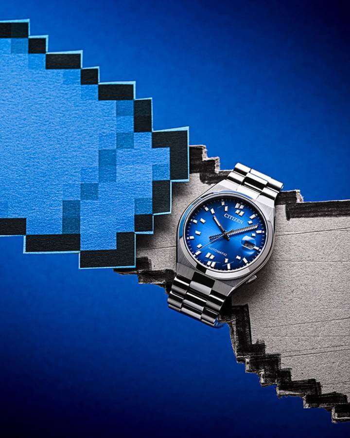 Citizen et l'artiste seconde/seconde/ (Romaric André) ont récemment collaboré sur cette version spéciale de la Tsuyosa, revisitée avec humour dans cette édition limitée à Édition limitée à 3'600 exemplaires. L'artiste s'est inspiré du nom de la collection, qui signifie «puissance» et «force» en japonais. L'aiguille des minutes a été transformée en katana, dans le style pixel art des jeux vidéo japonais rétro appréciés de seconde/seconde/.