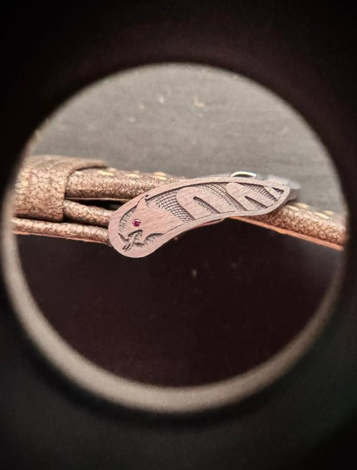 Stollenwurm et AB Concept ont annoncé la première utilisation documentée de la fabrication additive pour produire et finir des composants en tantale destinés à l'horlogerie. Les premiers tests de dureté effectués sur une boucle en tantale fabriquée par fabrication additive ont enregistré des valeurs d'environ 180 ± 20 HV1, contre environ 140 HV1 pour le tantale traité de manière conventionnelle.