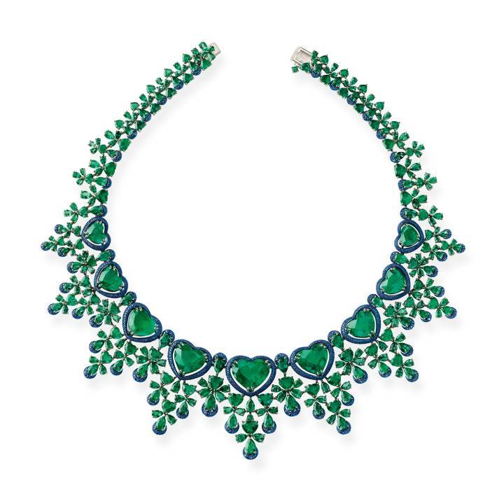 Collier en or éthique blanc 18 carats, certifié Fairmined, et en titane, serti d'émeraudes tailles cœur et poire et de saphirs taille brillant