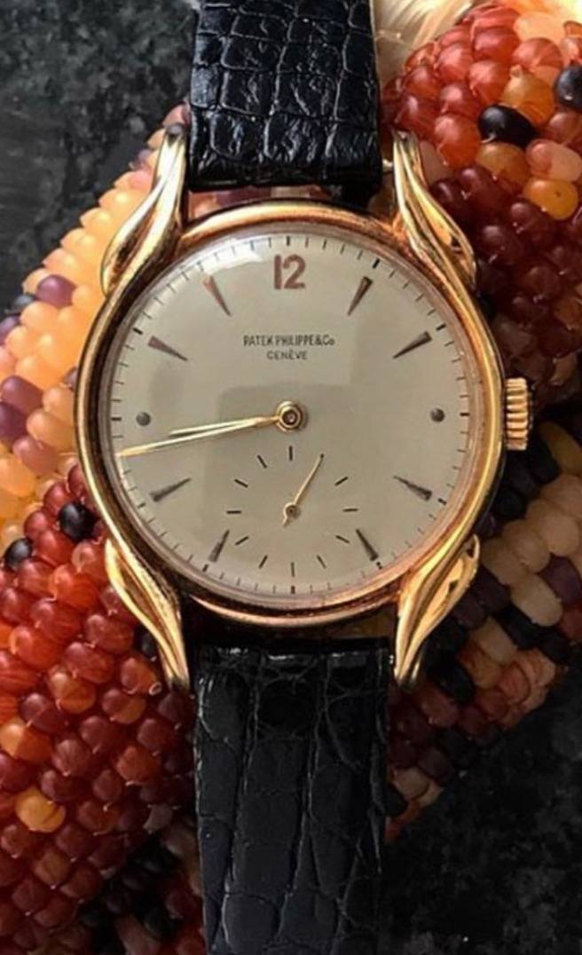 La Patek Philippe 2431 offerte par son arrière-grand-mère à son arrière-grand-père pour leurs 25 ans de mariage et transmise de génération en génération depuis lors. 