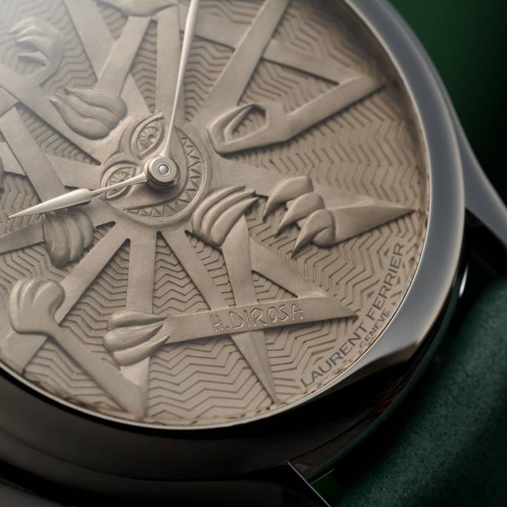 Série limitée Laurent Ferrier & Hervé Di Rosa gravée par Jeanne-Valentine Ulrich. La base du cadran, gravée dans un esprit de guillochage, complète la plaque supérieure, l'applique soleil, beaucoup plus complexe, travaillée en bas-relief.
