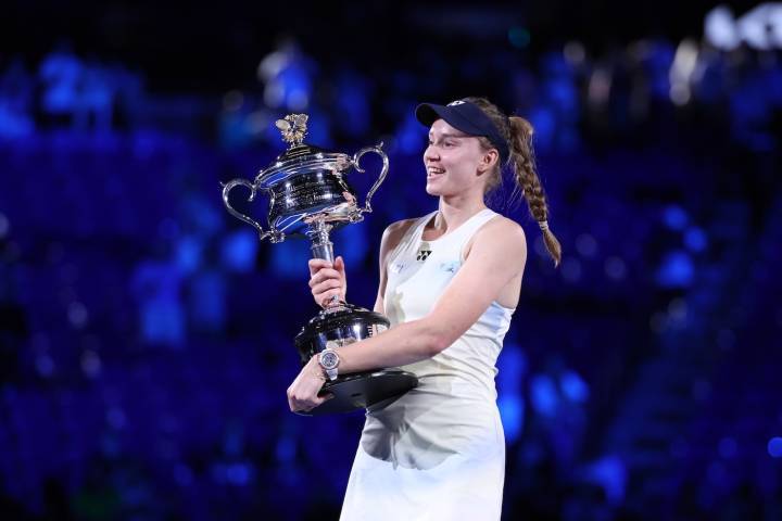 Lors de sa victoire à l'Open d'Australie, Elena Rybakina portait la Vanguart Orb, avec un boîtier en or rose associé à un bracelet en caoutchouc blanc. 