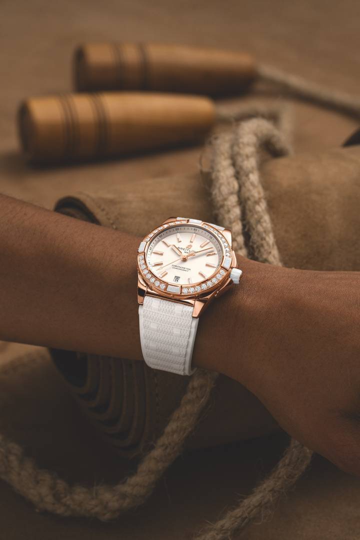  Breitling Super Chronomat Automatic 38 Origins, première montre de Breitling à utiliser des diamants de laboratoire et munie de l'étiquette Origins, passeport digital de la montre comportant la traçabilité des matériaux utilisés.