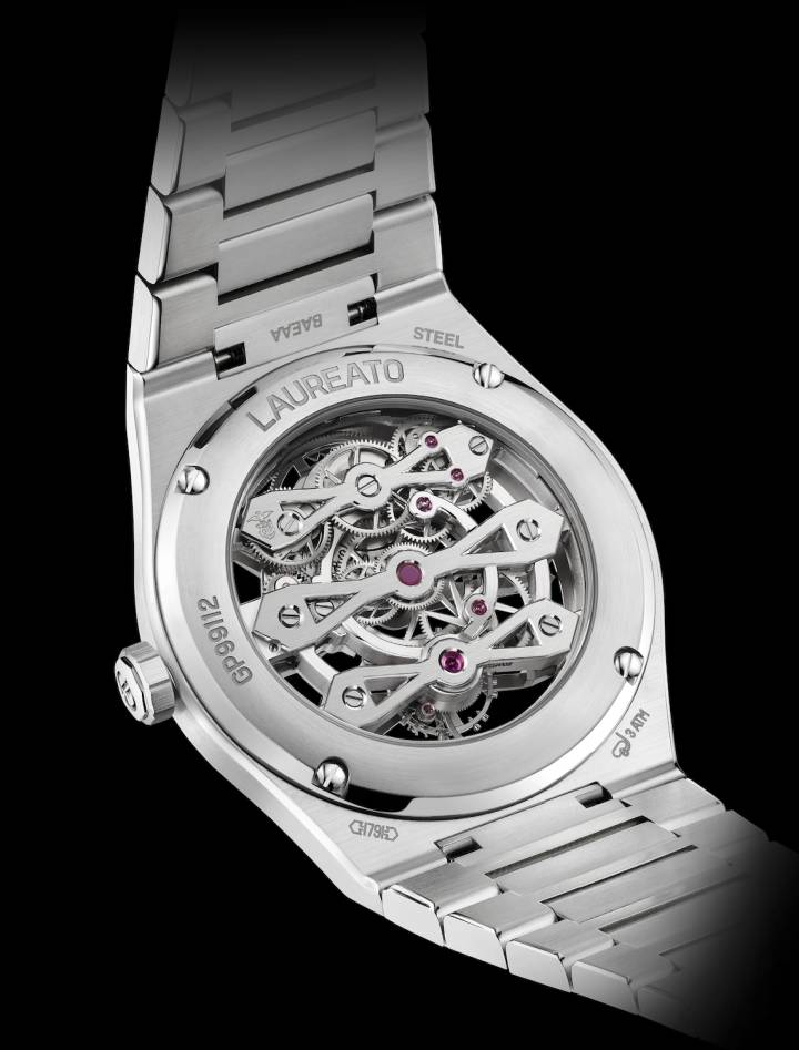 La Laureato Three Gold Bridges est équipée du nouveau calibre maison GP9620 avec des surfaces sablées, circulaires et satinées droites, et pas moins de 418 angles polis à la main, dont 362 angles rentrants.