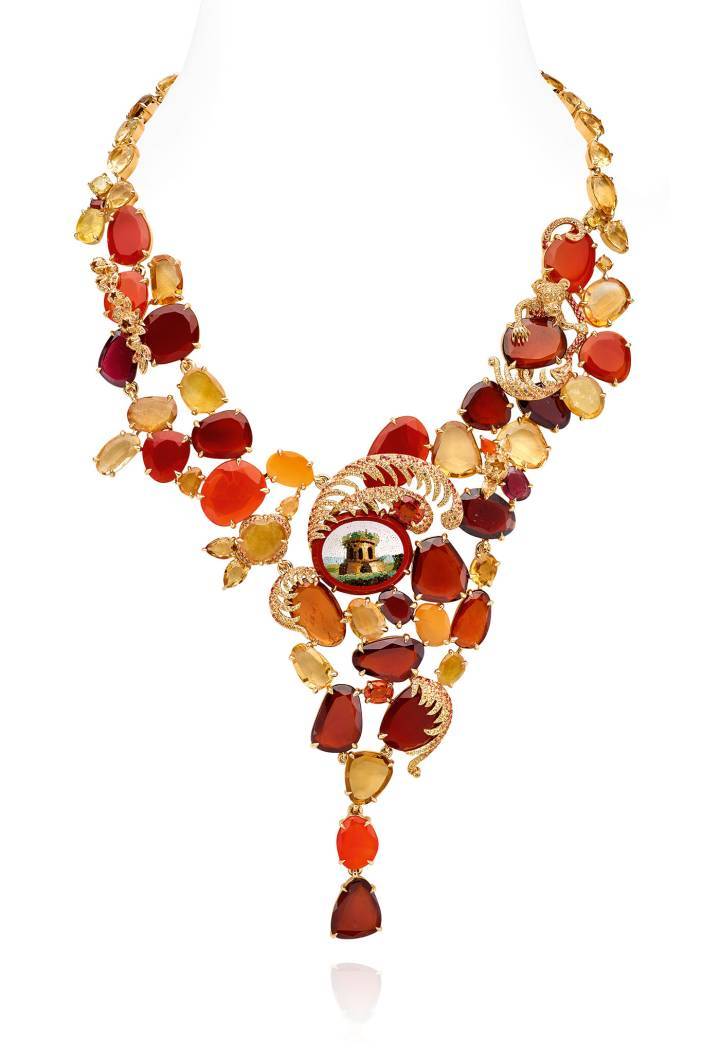 Collier en micro-mosaïque, collection Amber Chamber, 2019, citrine, grenat almandin, calcédoine, opale de feu, saphirs jaune et orange, grenat hessonite, jaspe rouge, or jaune 18 carats avec une micro-mosaïque ovale du XIXe siècle.