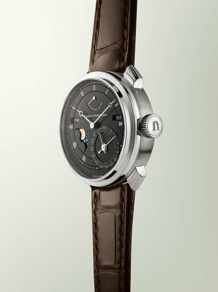 L'UJ-3, fruit d'une collaboration avec Andreas Strehler, associe une indication de phase de lune précise pendant 14'000 ans à l'échappement naturel à double roue d'Urban Jürgensen. 