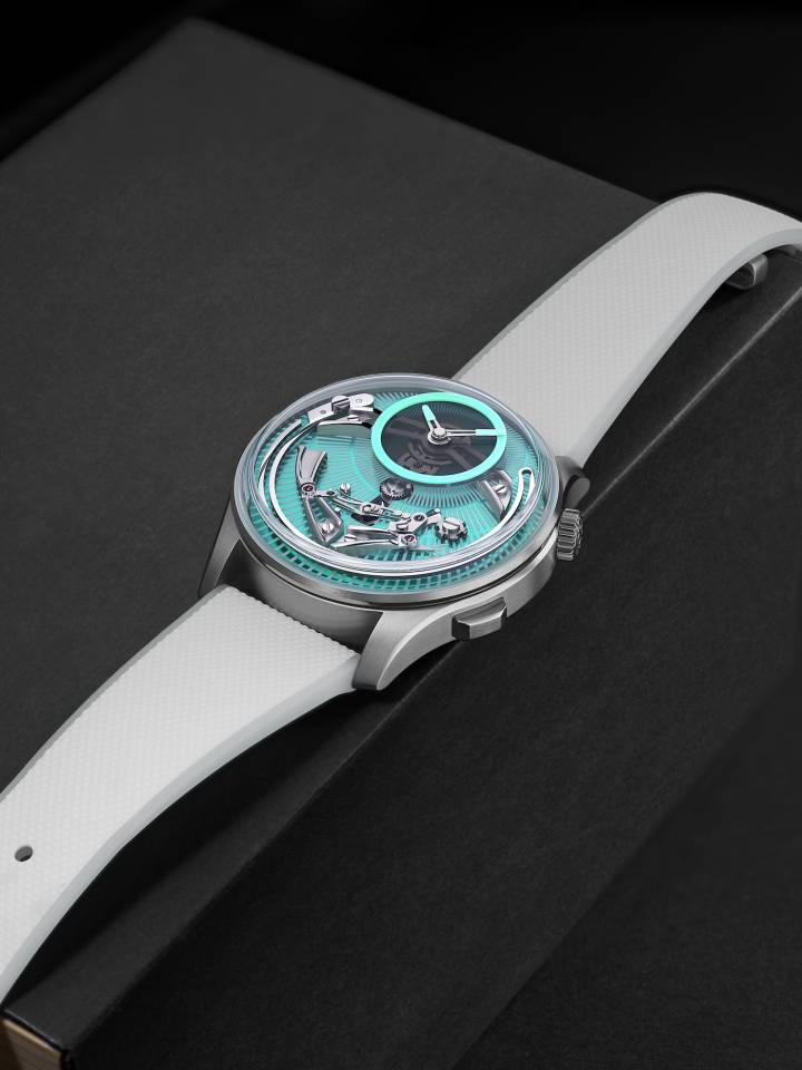 Christopher Ward vient de dévoiler la C1 Bel Canto Lumière, une montre qui associe la célèbre complication sonore de la marque à ses recherches les plus avancées à ce jour en matière de lumière et de luminescence.