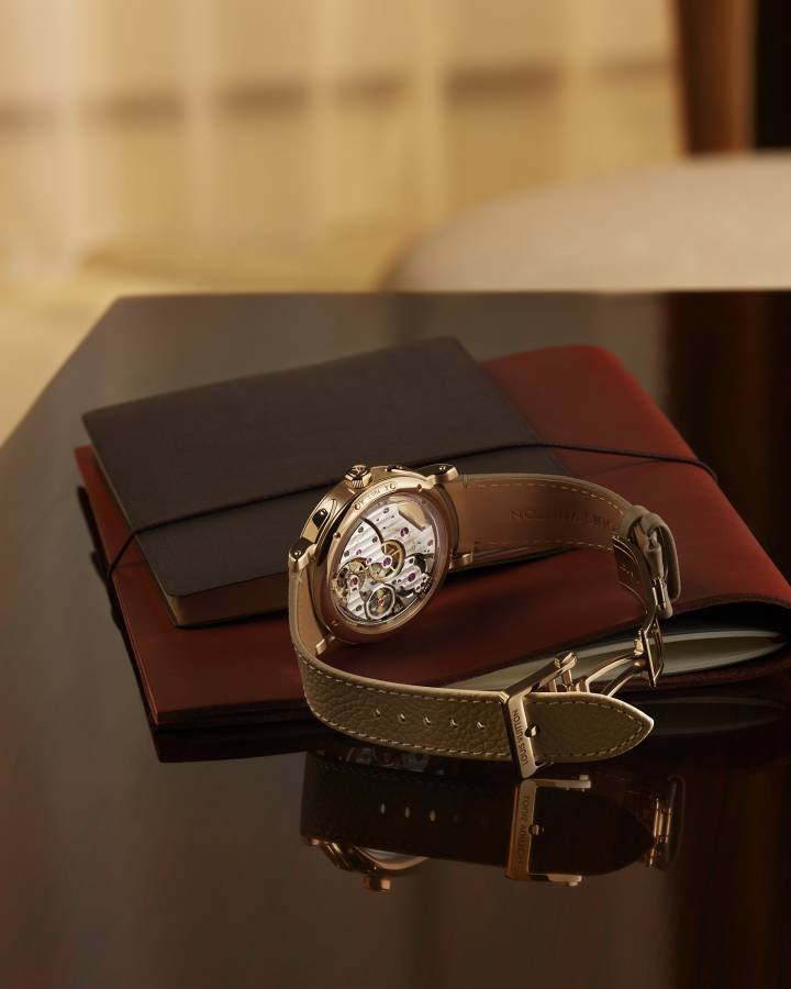 La fonctionnalité innovante de l'Escale Twin Zone est intégrée au LFT VO 15.01, un nouveau calibre maison développé à La Fabrique du Temps Louis Vuitton. Le développement d'un mouvement à quatre aiguilles montées sur un seul axe a présenté un défi unique: contrairement à un affichage GMT conventionnel, l'architecture de la Twin Zone nécessite la coordination technique d'une quatrième aiguille, ce qui exige un réglage précis.