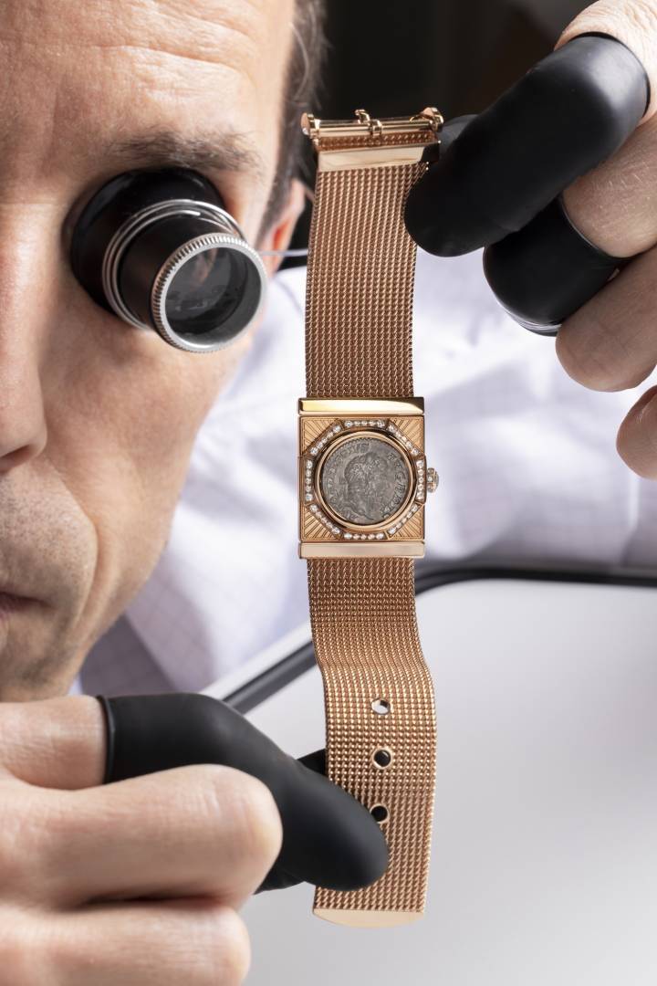 La montre à secret Maglia Milanese Monete reprend les codes de la Monete, lancée par Bvlgari au milieu des années 1960. Sa pièce de monnaie est à l'effigie de l'empereur Caracalla.