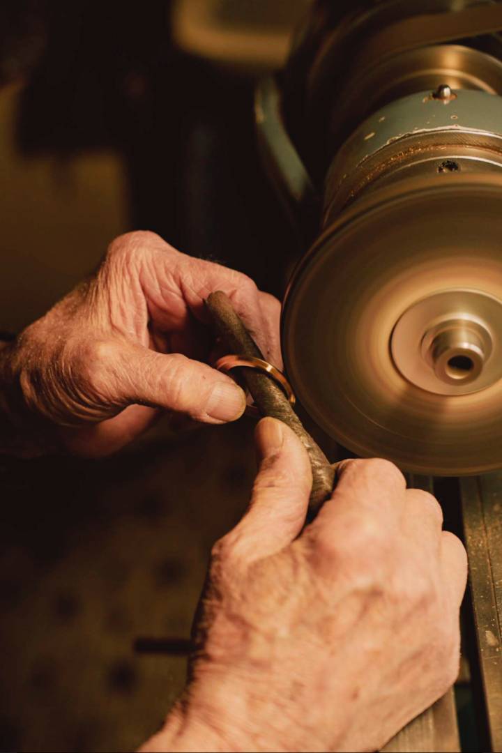 La société compte aujourd'hui des ateliers à Genève et à La Chaux-de-Fonds. Elle vient notamment d'intégrer la fabrication de ses boîtes, sous l'égide d'un vétéran de la spécialité.