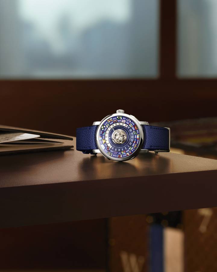 La collection Escale est mise en avant par Louis Vuitton en ce début d'année: ici la nouvelle Escale Worldtime Tourbillon, aux drapeaux désormais réalisés en émail grand feu, tandis qu'un tourbillon volant central anime cœur du cadran.