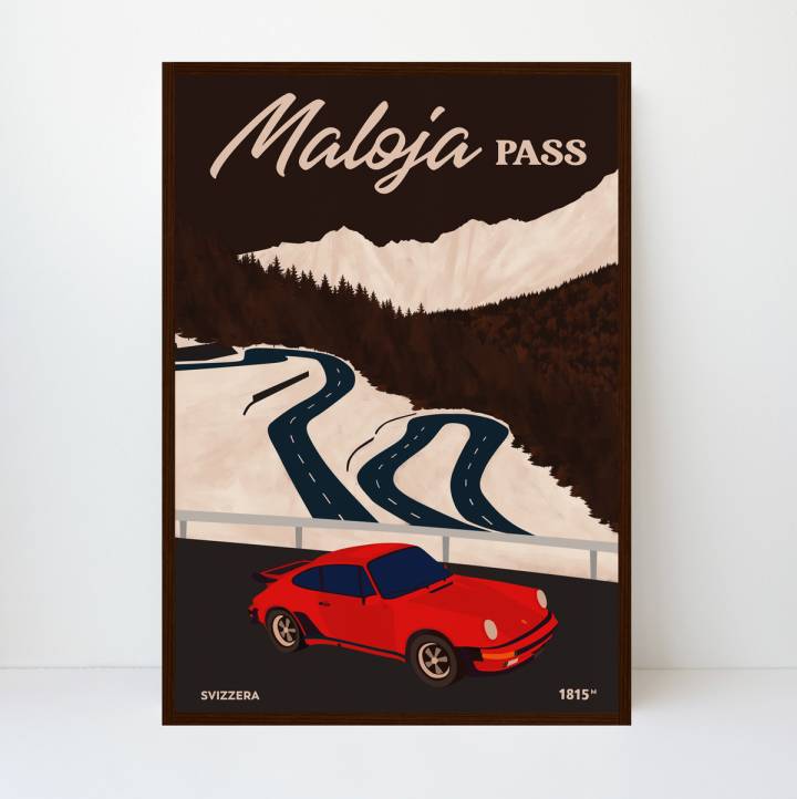 Maloja Pass, Porsche 911: «Depuis l'Italie, le col de la Maloja est la porte vers la Haute-Engadine, terre de la station historique de St-Moritz, la mère du tourisme hivernal dans les Alpes, des lacs cristallins de Silvaplana et de Sils Maria et du Piz Bernina, le sommet de plus de 4000m le plus oriental des Alpes. On peut y apercevoir le fantomatique Serpent de la Maloja, nappe nuageuse effilée qui émerge parfois du lointain lac de Côme, se faufile par l'échancrure du col et se glisse ensuite mystérieusement au fond de la vallée de l'Engadine, noyant le paysage dans une vague cotonneuse presque irréelle. L'affiche présente la fameuse deuxième génération de la Porsche 911, dévoilée en 1974, sur les derniers lacets du versant ouest du Col de la Maloja.»