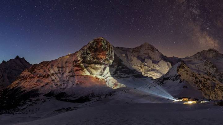Gerry Hofstetter illumine l'Eiger d'un tigre géant. L'artiste suisse, qui exporte ses créations dans le monde entier, est soutenu par la marque Swiss Military Hanowa.