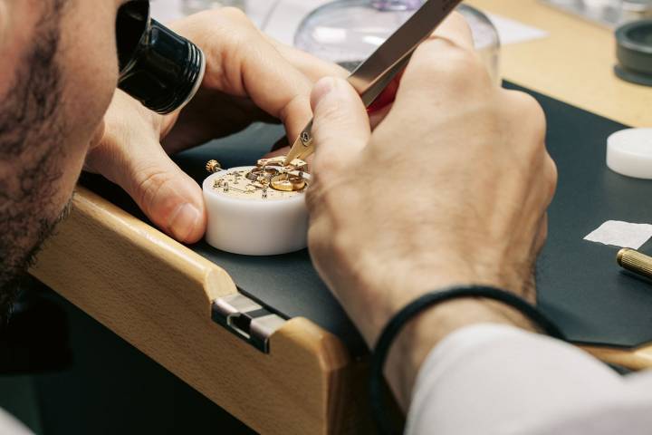  Le Calibre FB-BTC.FC est équipé d'un balancier bimétallique fendu de type Guillaume, à compensation thermique, en Invar et laiton, ainsi que d'un système de transmission par chaîne et fusée.