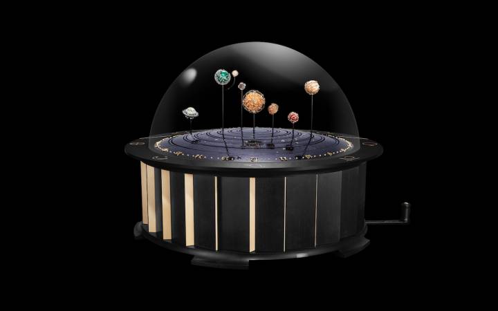 Se distinguant par ses dimensions impressionnantes (50 cm de haut et 66,5 cm de diamètre), l'automate Planétarium présente le Soleil et plusieurs des planètes du système solaire visibles depuis la Terre. Chaque corps céleste se déplace à sa vitesse de rotation réelle, effectuant une orbite en 88 jours pour Mercure, 224 jours pour Vénus, 365 jours pour la Terre, 687 jours pour Mars, 11,86 ans pour Jupiter et 29,5 ans pour Saturne.