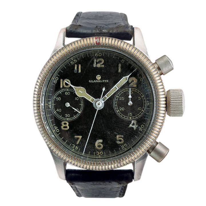 Le chronographe d'aviateur de Tutima de 1941, équipé du calibre manufacture UROFA 59. Premier chronographe allemand intégrant un Tempostopp, aujourd'hui appelé fonction flyback. Le modèle deviendra le Grand Flieger, référence emblématique de la marque encore aujourd'hui. 