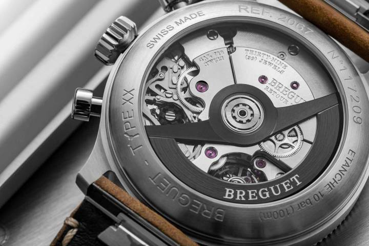 Outre son flyback innovant, le nouveau calibre 728 a été traité avec des finitions à la Breguet: soleillage, colimaçonnage, anglage, perlage et autres décorations visibles sur les composants, mais aussi roue à colonnes revêtue d'un traitement DLC noir.