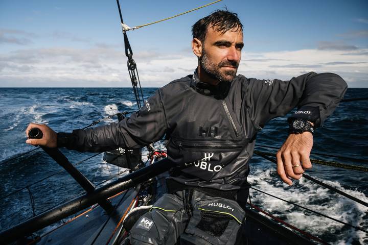Alan Roura à la barre de son navire Imoca 60 Hublot