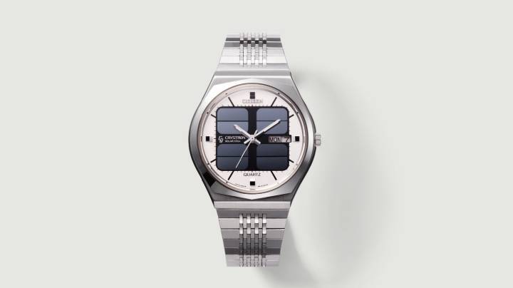 Grâce à ses cellules solaires intégrées directement dans le cadran, la Crystron Solar Cell lancée en 1976 par Citizen est une montre emblématique dans l'histoire de l'horlogerie, marquant l'arrivée de l'énergie lumineuse dans les montres analogiques. Cette technologie est devenue la base du système Eco-Drive.