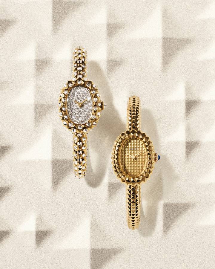 La montre Baignoire est apparue en 1958 et prendra son nom officiellement en 1973. En 2023, Cartier crée une version inédite dotée d'un bracelet jonc. Cette année, la Maison réinterprète ce modèle jonc Baignoire en l'habillant d'un motif clou de Paris.
