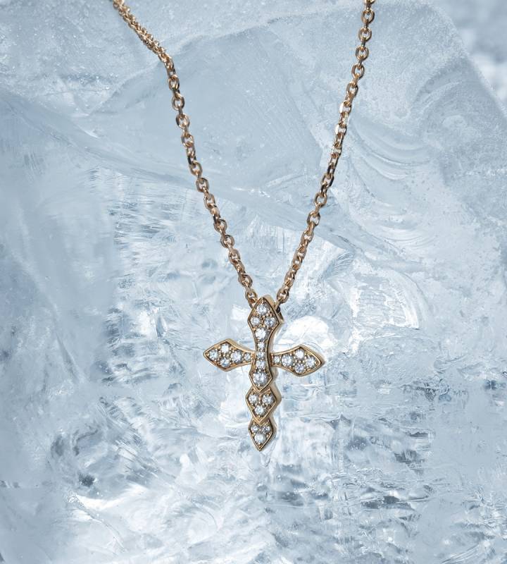 La croix, toujours réinterprétée, est un motif très présent chez Akillis.