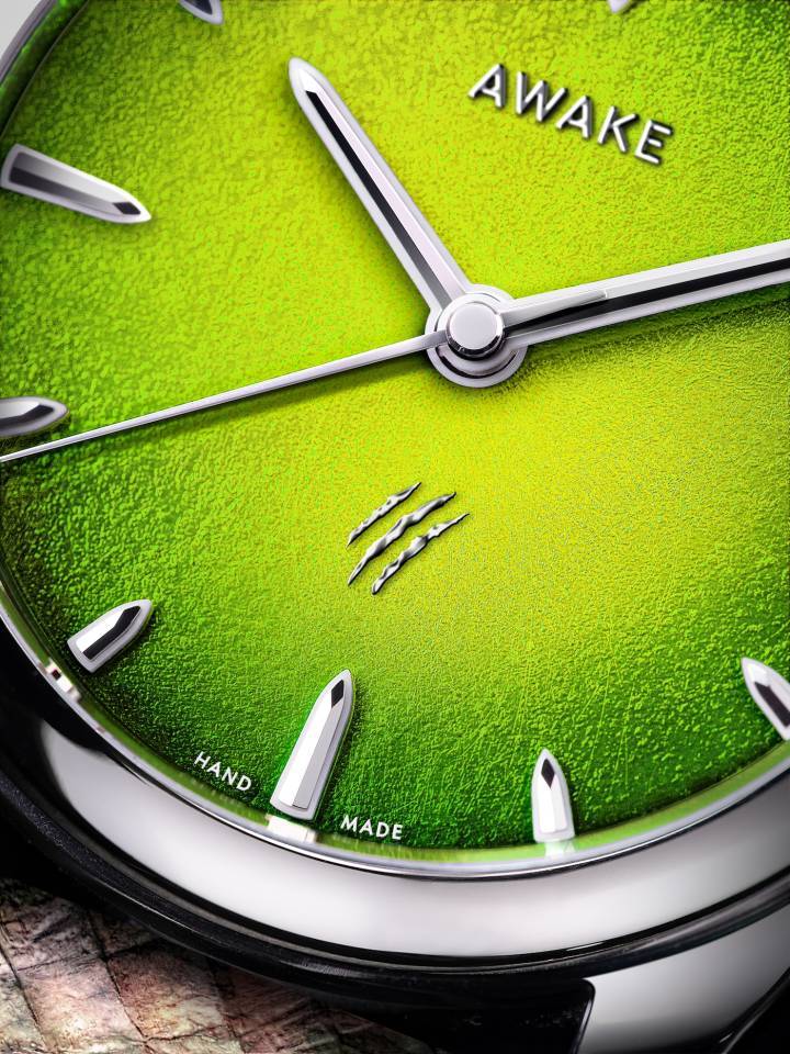 Détails des cadrans T-Rex et Raptor avec les griffes doubles et triples en signature. Les index et aiguilles sont englobés dans une SuperLuminova aux teintes bleues pour un contraste saisissant.