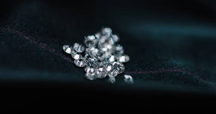 Les diamants synthétiques utilisés dans la Super Chronomat Automatic 38 Origins sont obtenus en appliquant du gaz et de la chaleur sur une lamelle de diamant dans un espace sous vide. Sous l'effet de la chaleur, le gaz se transforme en un nuage de plasma, créant ainsi les conditions permettant au diamant de cristalliser et de croître. Les diamants synthétiques sont identiques aux diamants naturels et sont soumis aux mêmes contrôles de qualité. D'ici 2024, Breitling aura achevé la transition vers les diamants synthétiques pour l'ensemble de sa gamme de produits.