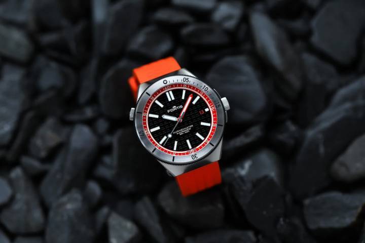  La Marinemaster M-44, et sa couleur Amber Orange, au cadran doté d'index et de logos appliqués à la main, tous imprégnés de Super-LumiNova X1 pour une meilleure visibilité. Lunette fonctionnelle Gear Bezel™. Calibre manufacture Kenissi Werk 11 certifié COSC.