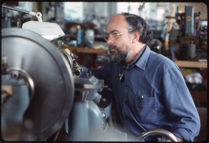Peter Baumberger et Derek Pratt, artisans du «deuxième âge d'or» d'Urban Jurgensen entre les années 1970 et 2000. Leur objectif: valoriser les meilleures pratiques de l'artisanat horloger en pleine âge de l'électronique.