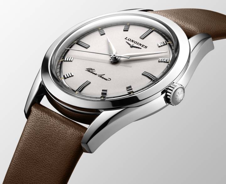 La première montre «Silver Arrow» sort de l'usine Longines en 1956. A cette époque, chaque collection est dotée d'un emblème. Celui du modèle est un avion supersonique traversant les étoiles. Longines lui redonne vie cette année au sein du pilier Héritage de la marque.