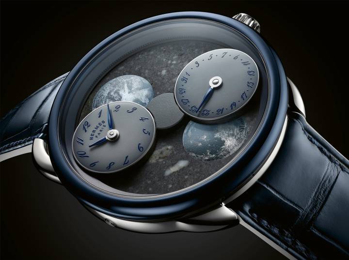 Dévoilée en 2019, la montre Arceau L'Heure de la lune, qu'il n'est plus besoin de présenter, est proposée en trois nouvelles versions dans un coffret limité de douze pièces. Une version or blanc et titane bleu, avec cadran en pierre lunaire; une version en or rose et titane, avec cadran composé d'un fragment de l'astéroïde Vesta; et une version or blanc et or rose, avec fragment de la météorite Erg Chech.