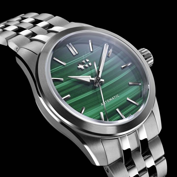 Quatre éditions limitées à 150 exemplaires de la C63 Sealander de 36 mm sont chacune dotées d'un cadran en pierre naturelle: malachite, œil de tigre jaune, charoïte et turquoise.