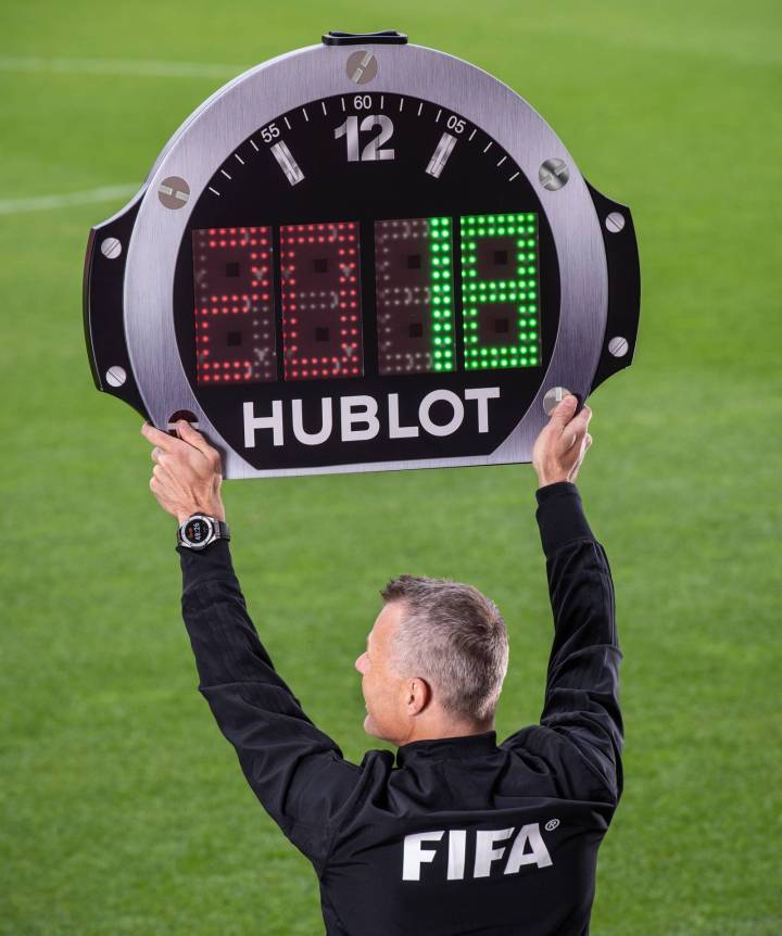 L'arbitre de touche Bjarn Kuipers soulevant la montre Hublot durant la Coupe du monde en Russie en 2018. A son poignet, on peut voir une montre connectée de la marque.
