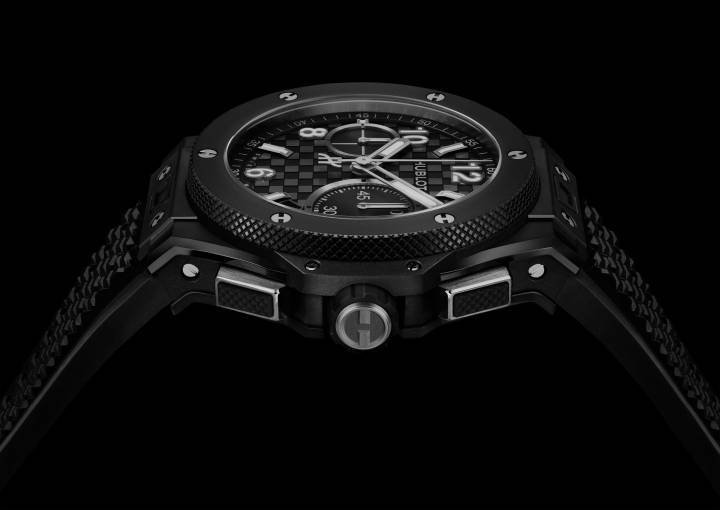 La Big Bang Original Unico est proposée dans les matériaux qui constituent la colonne vertébrale de l'art de la fusion selon Hublot: Black Magic en céramique entièrement noire, Titanium entièrement fabriqué en métal léger, Titanium Ceramic avec un boîtier en titane et une lunette en céramique noire, et King Gold Ceramic associant un boîtier en or 18 carats, une lunette en céramique noire et une boucle déployante en titane noir King Gold.